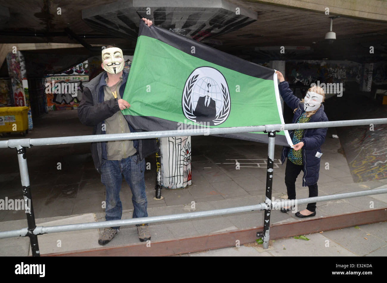 Due membri del gruppo di protesta anonimo dimostrare sulla South Bank, infelice circa la chiusura del pattino area dove: Londra, Regno Unito quando: 21 Maggio 2013 Foto Stock