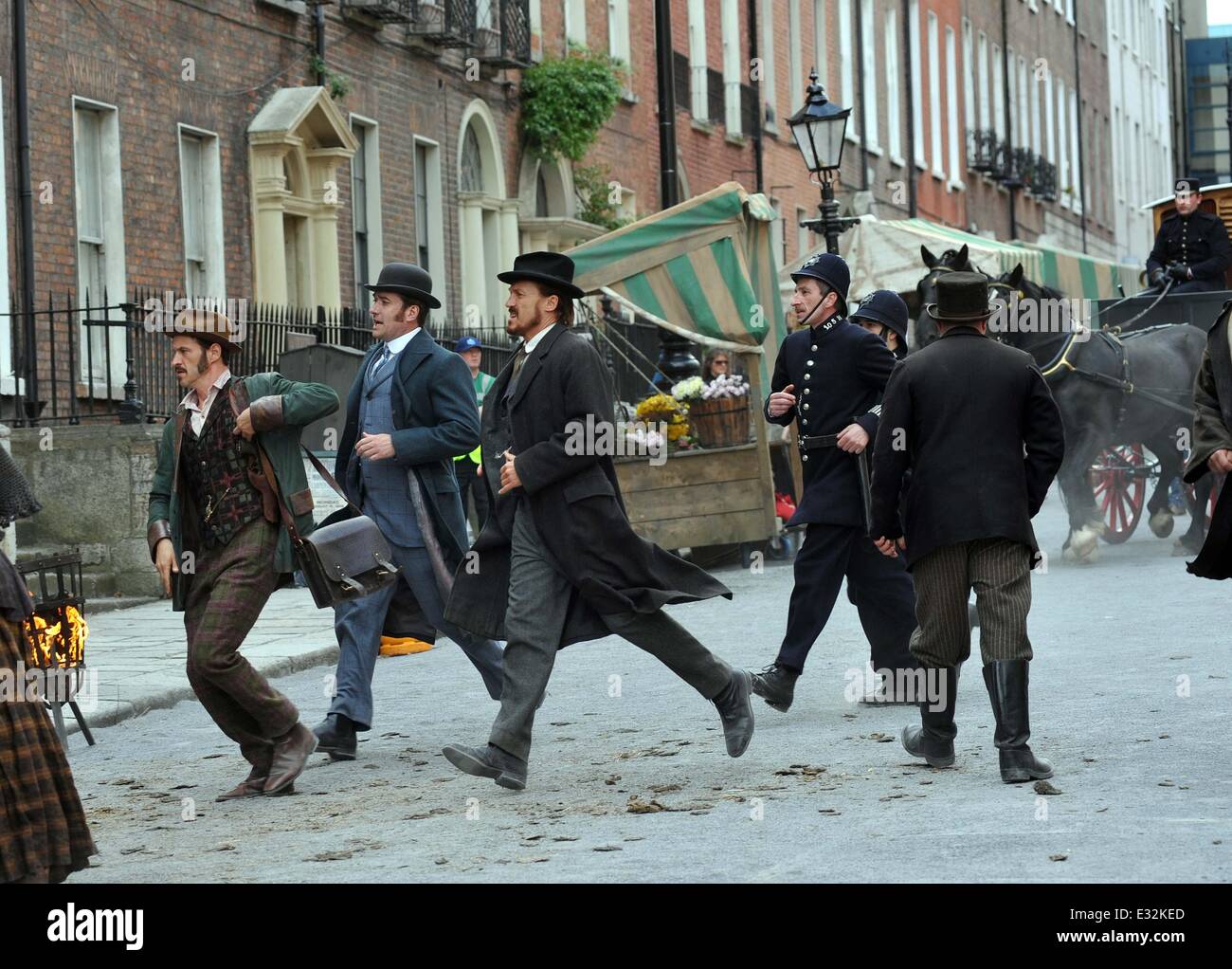 Matthew McFadyen, Jermome Flynn e Adam Rothenberg filmare scene per la BBC di Ripper Street sulla North Great Georges Street. In scena un detective della polizia viene buttato fuori da una finestra e impalato sulla ringhiera esterno. Il senatore David Norris che vive sul Foto Stock