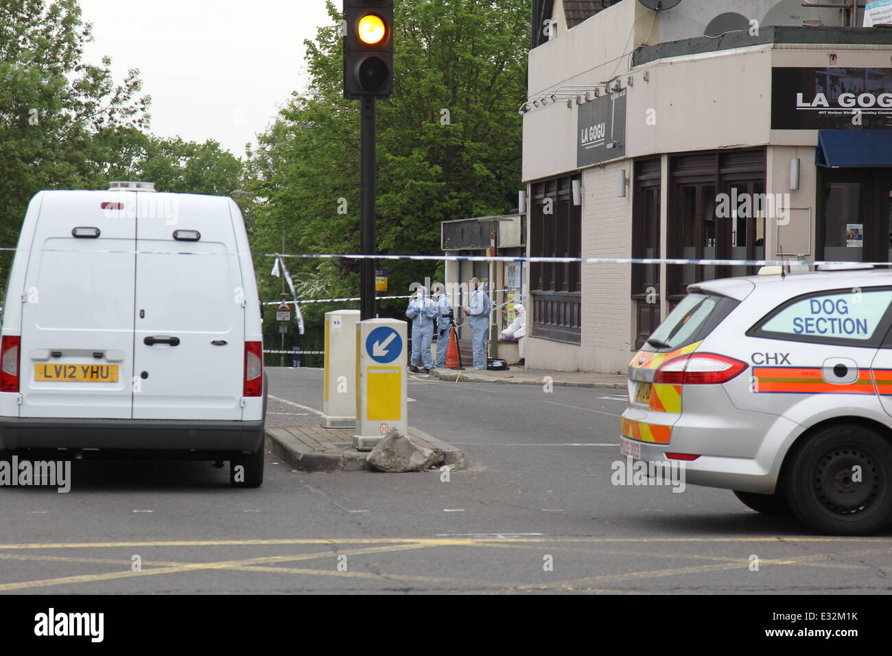 Una massa rissa ha coinvolto circa dieci - quindici uomini, ha avuto luogo a circa 5.00am mercoledì mattina sull'angolo di Nether Street e Ballards Lane in Finchley Central London. Almeno cinque degli uomini sono stati feriti nella lotta e la polizia dice due di essi Foto Stock