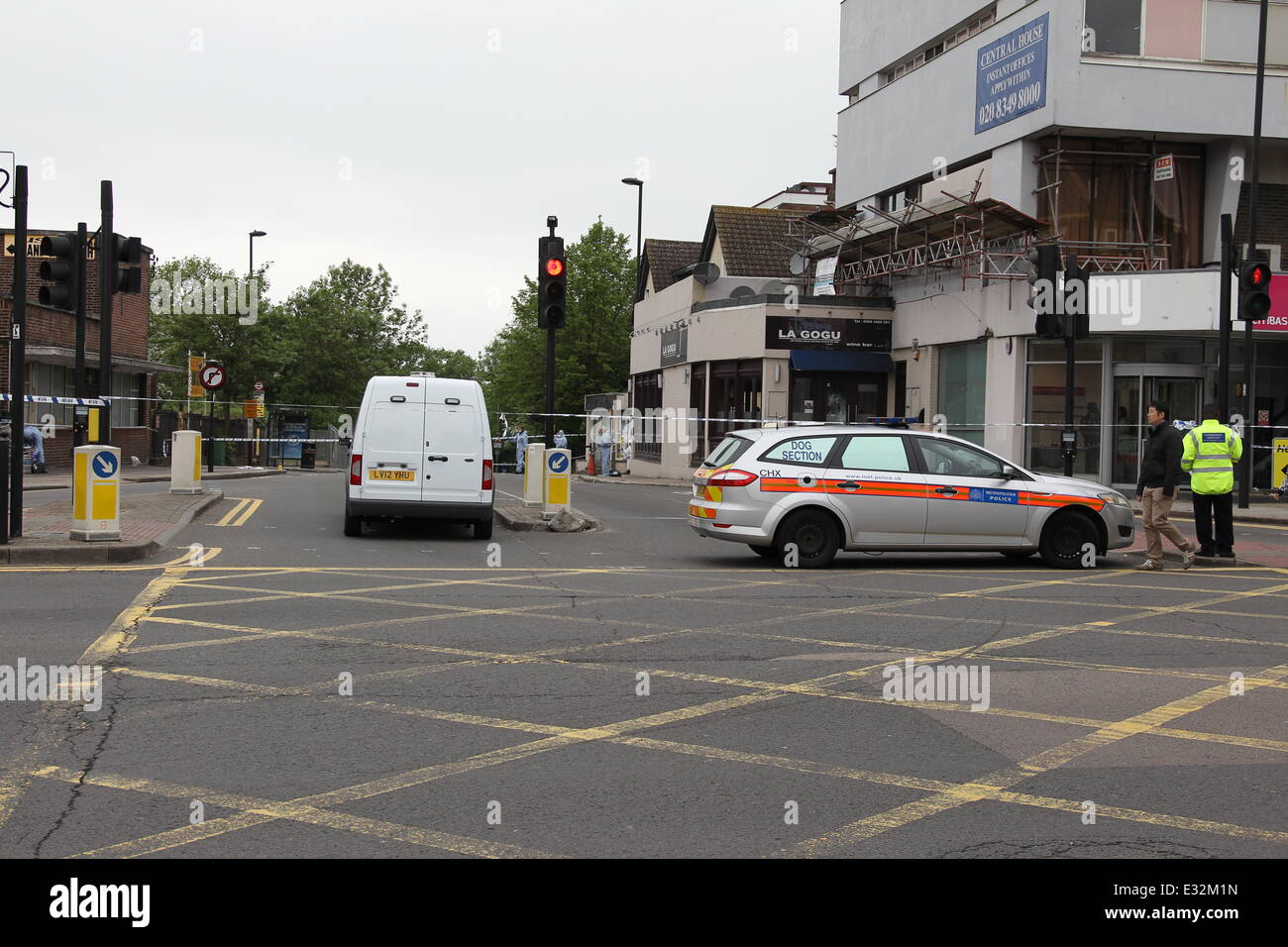 Una massa rissa ha coinvolto circa dieci - quindici uomini, ha avuto luogo a circa 5.00am mercoledì mattina sull'angolo di Nether Street e Ballards Lane in Finchley Central London. Almeno cinque degli uomini sono stati feriti nella lotta e la polizia dice due di essi sono stati lasciati con "un pericolo per la vita o la vita cambiando le lesioni'. Nether Street rimane isolato tra Ballards Lane e Crescent Road come ufficiali forensi rimangono nella scena. Dove: Londra, Regno Unito quando: 22 Maggio 2013 Foto Stock