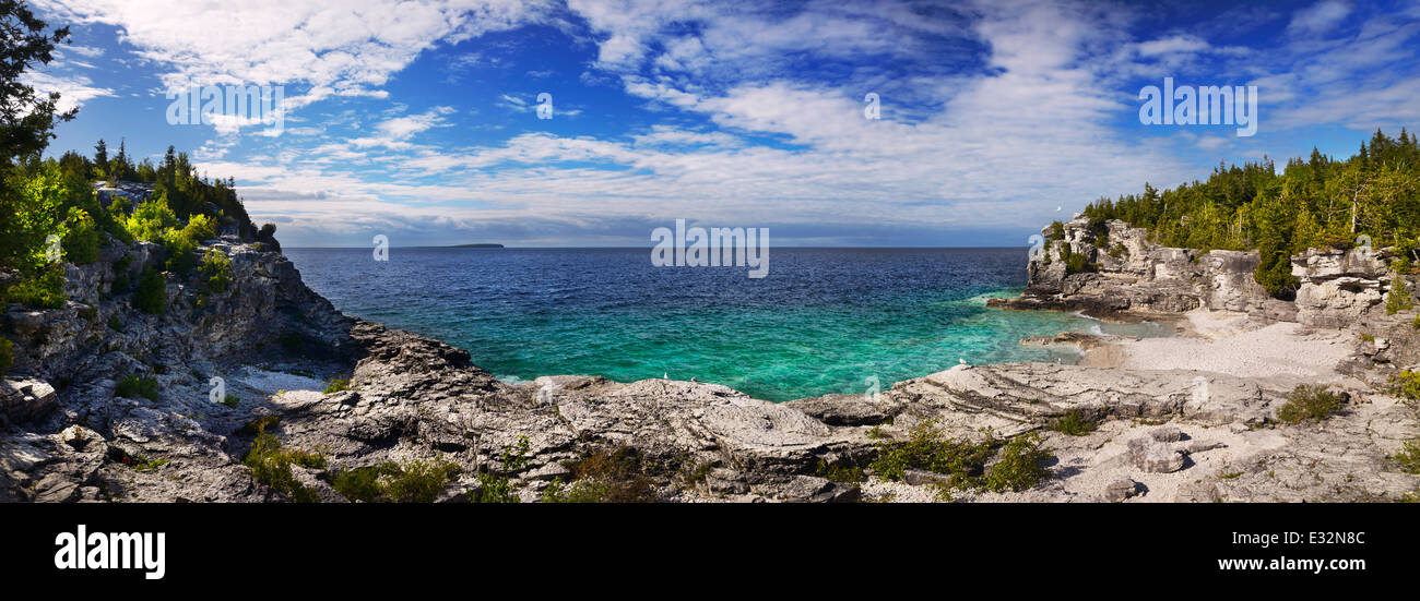 Panorama di una spiaggia rocciosa di Georgian Bay, il Lago Huron a Bruce Peninsula National Park, Ontario, Canada Foto Stock