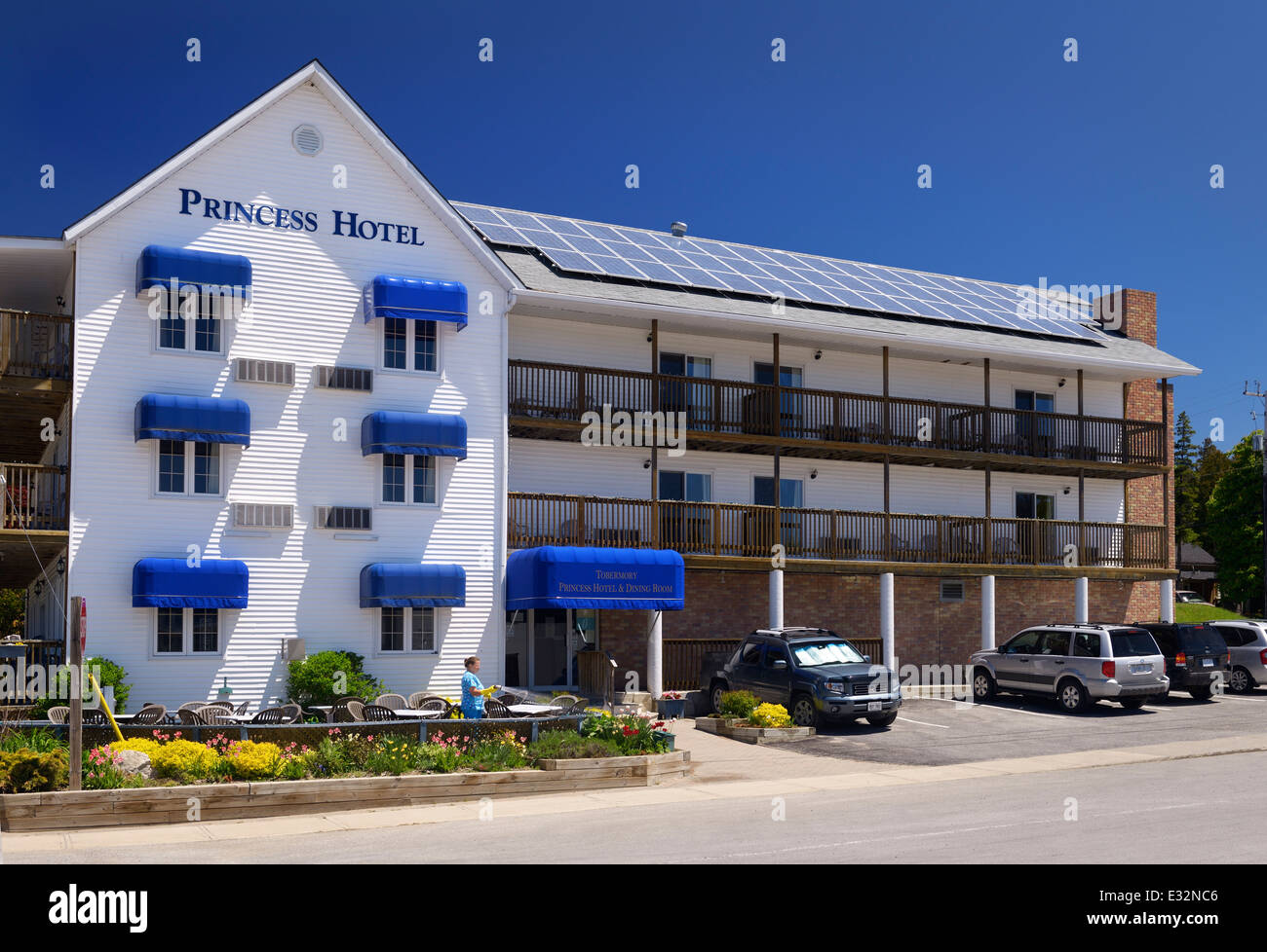 Princess Hotel con pannelli solari sul tetto. Tobermory, Ontario, Canada Foto Stock