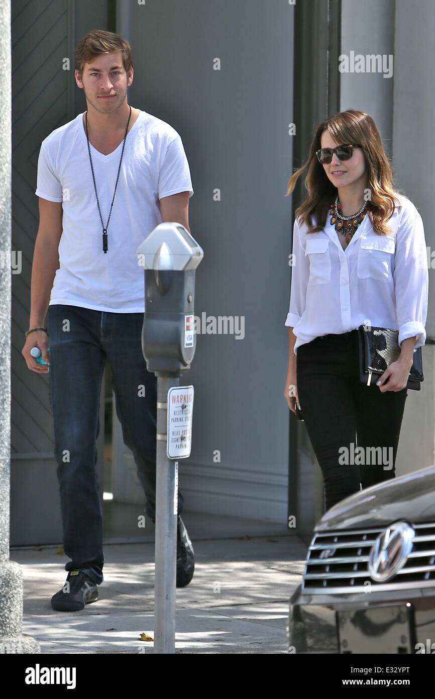 Attrice Sophia Bush visto con il suo fidanzato, Google program manager Dan Fredinburg, lasciando un edificio di uffici e voce a un parrucchiere. Dotato di: Sophia Bush,Dan Fredinburg dove: Los Angeles, CA, Stati Uniti quando: 24 Maggio 2013 Foto Stock