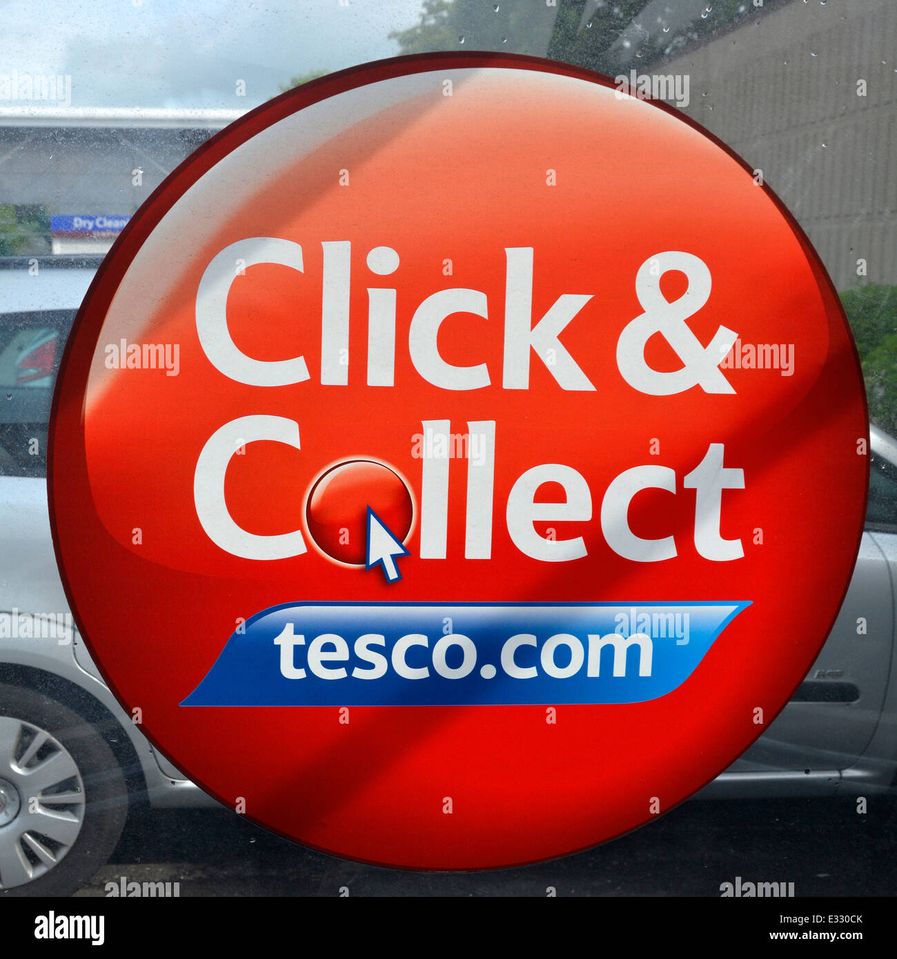 Fare clic Tesco e raccogliere accedi carrello bay nel supermercato parcheggio auto Romford Greater London Inghilterra England Regno Unito Foto Stock