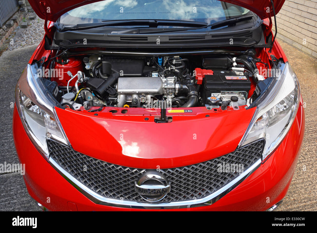 Nissan Note Tekna super mini auto berlina con il cofano anteriore cofano sollevato che mostra un 1,2 litro motore benzina Foto Stock