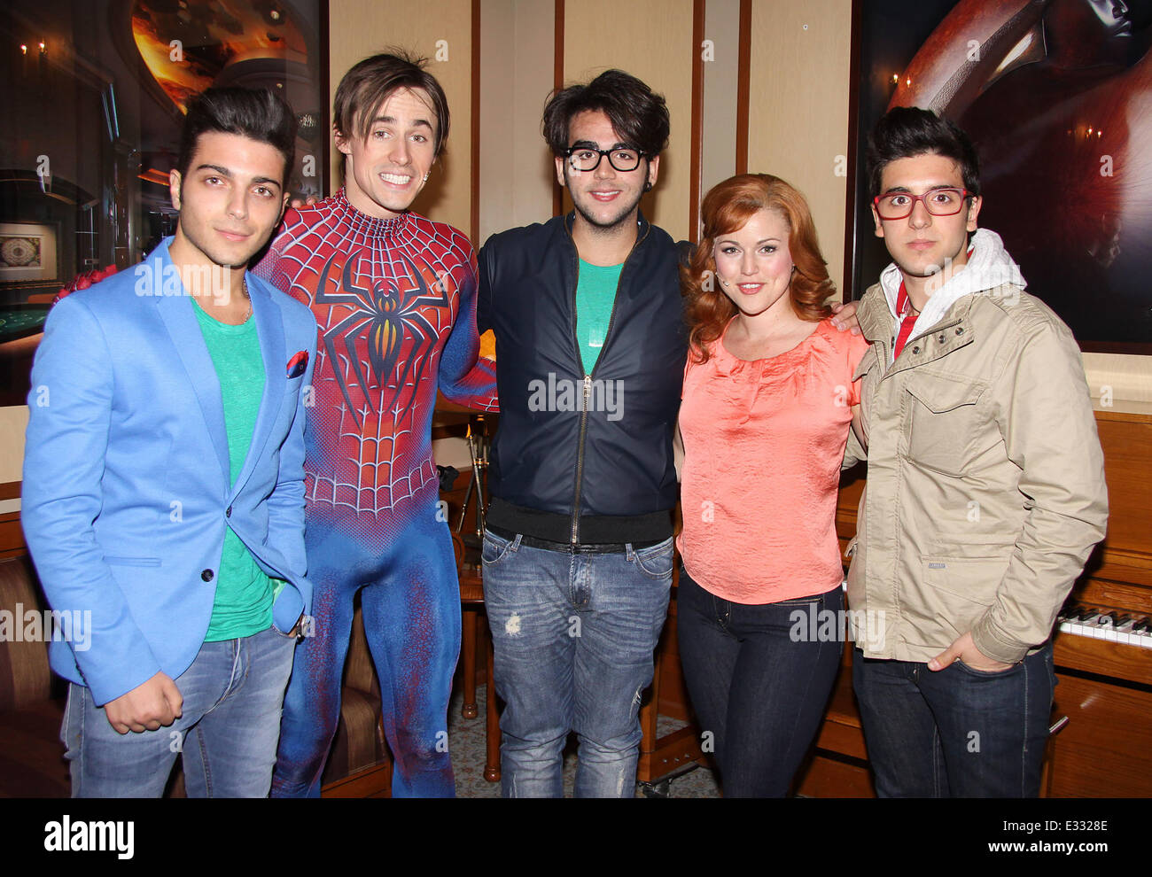 Operistico italiano gruppo pop Il Volo visite il musical di Broadway Spider-Man: Spegnere il buio a il Foxwoods Theatre. Dotato di: Gianluca Ginoble,Reeve Carney,Ignazio Boschetto,Rebecca Faulkenberry,Piero Barone dove: New York, NY, Stati Uniti quando: 26 Foto Stock