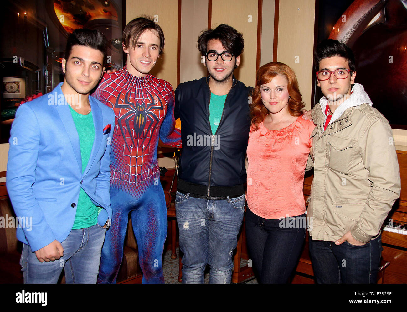 Operistico italiano gruppo pop Il Volo visite il musical di Broadway Spider-Man: Spegnere il buio a il Foxwoods Theatre. Dotato di: Gianluca Ginoble,Reeve Carney,Ignazio Boschetto,Rebecca Faulkenberry,Piero Barone dove: New York, NY, Stati Uniti quando: 26 Foto Stock