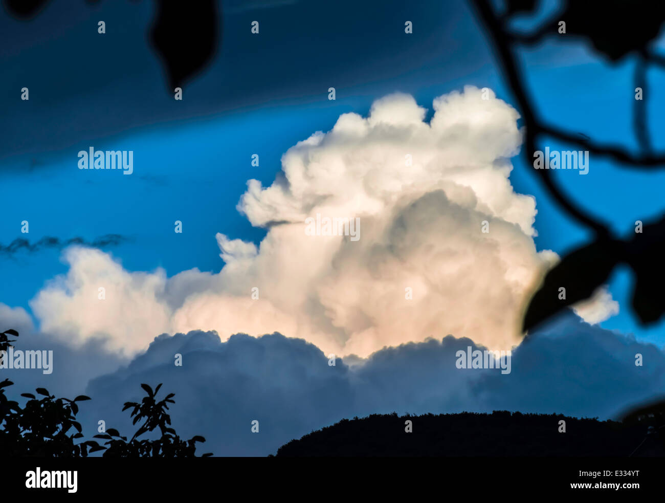 Nuvole drammatico e profondo cielo blu. Tramonto Foto Stock