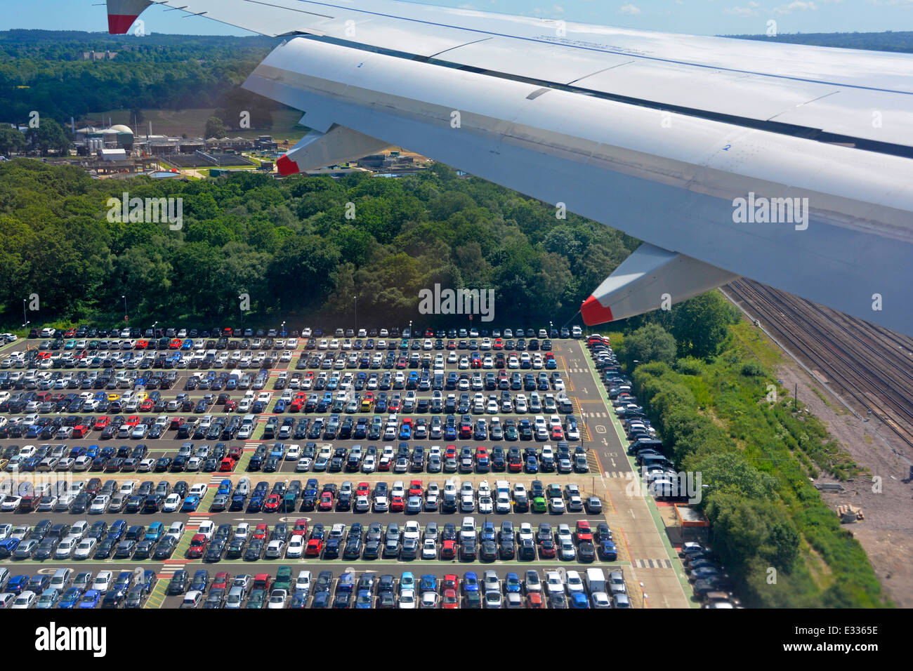 Il parcheggio con vista aerea del parcheggio offre viste del terminal nord e sud dall'atterraggio di aerei a reazione all'aeroporto di Gatwick Crawley West Sussex England UK Foto Stock