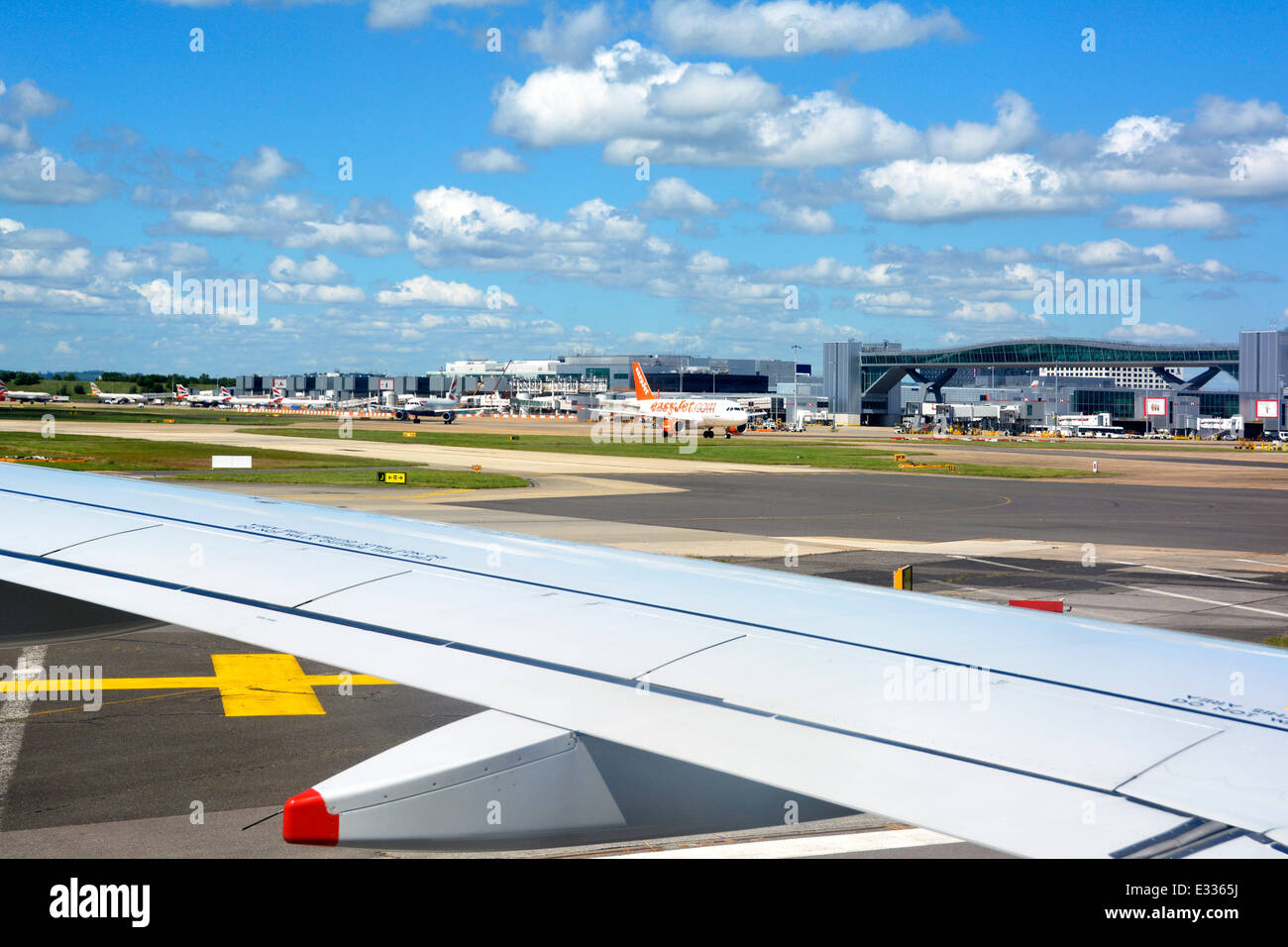 Gatwick Airport Terminal edifici e stands aeromobili visto da passeggeri in arrivo jet rullaggio al piazzale stand gate degli arrivi Foto Stock