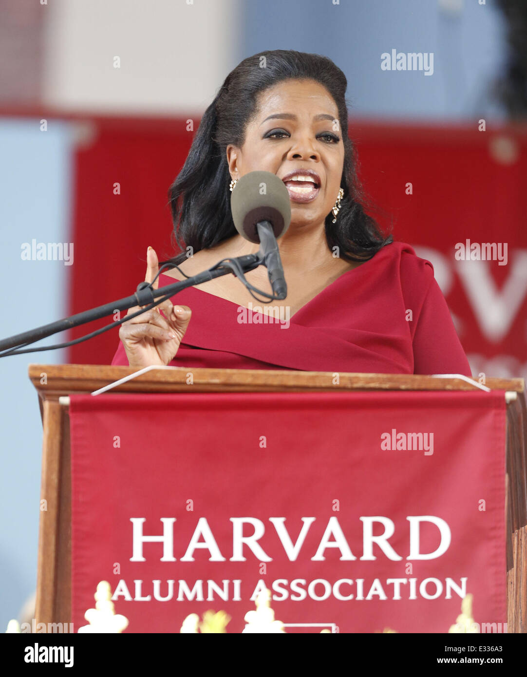 Oprah Winfrey offre l'inizio discorso all Università di Harvard 362 cerimonia di laurea con: Oprah Winfrey dove Foto Stock