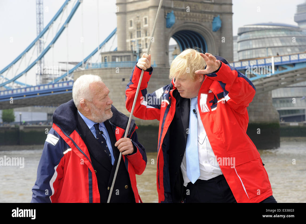 Boris Johnson e Sir Robin Knox-Johnston prendere parte in un photocall vicino al Tower Bridge per contrassegnare l'annuncio di Londra di essere scelti come città ospite per il giro del mondo in barca a vela con: Boris Johnson,Sir Robin Knox-Johnston dove: Londra, Regno Unito quando: 31 Maggio 2013 Foto Stock