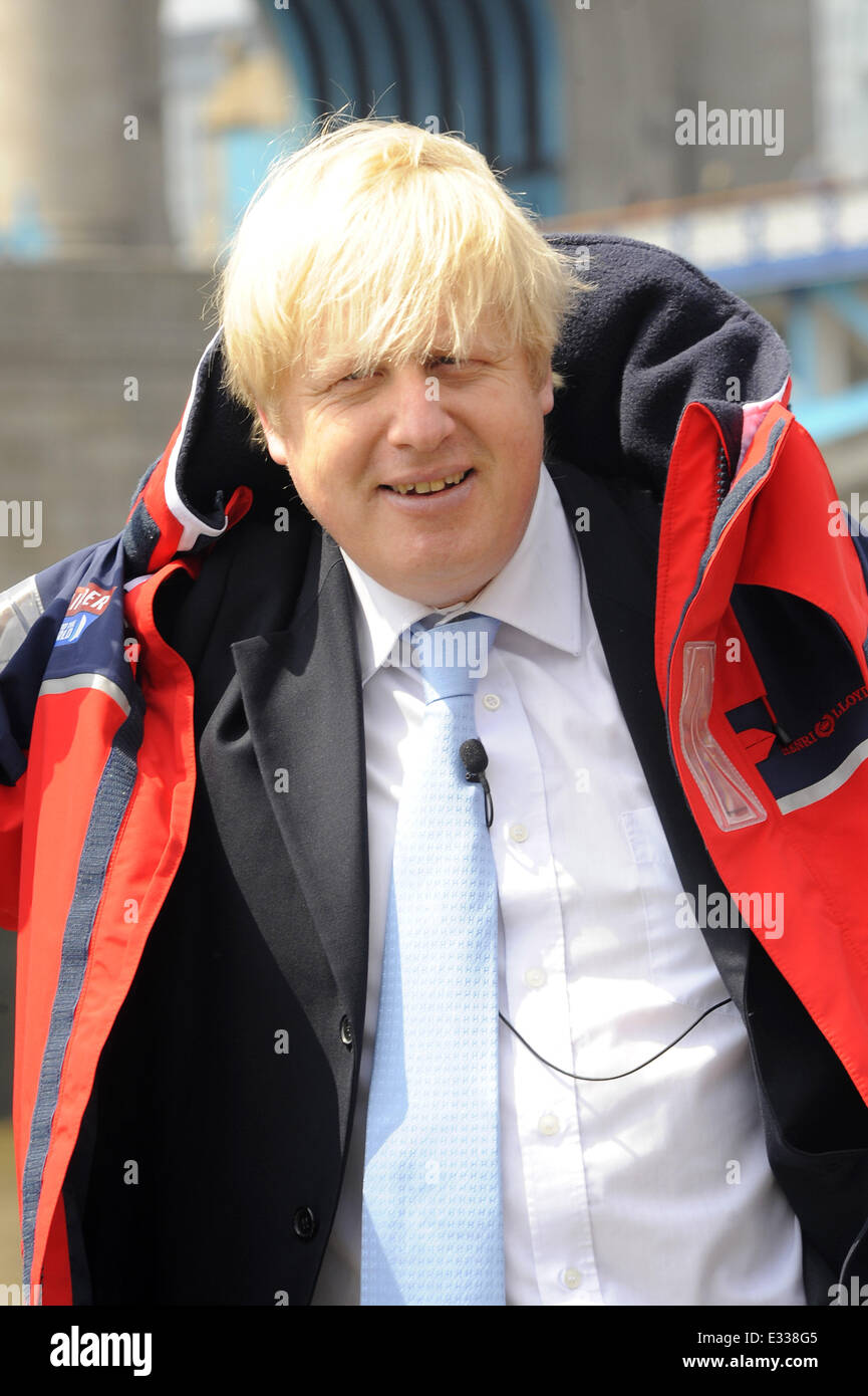 Boris Johnson e Sir Robin Knox-Johnston prendere parte in un photocall vicino al Tower Bridge per contrassegnare l'annuncio di Londra di essere scelti come città ospite per il giro del mondo in barca a vela con: Boris Johnson dove: Londra, Regno Unito quando: 31 maggio 2 Foto Stock