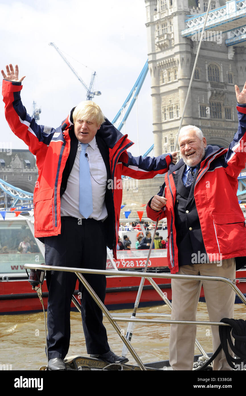 Boris Johnson e Sir Robin Knox-Johnston prendere parte in un photocall vicino al Tower Bridge per contrassegnare l'annuncio di Londra di essere scelti come città ospite per il giro del mondo in barca a vela con: Boris Johnson,Sir Robin Knox-Johnston dove: Londra, unite Foto Stock