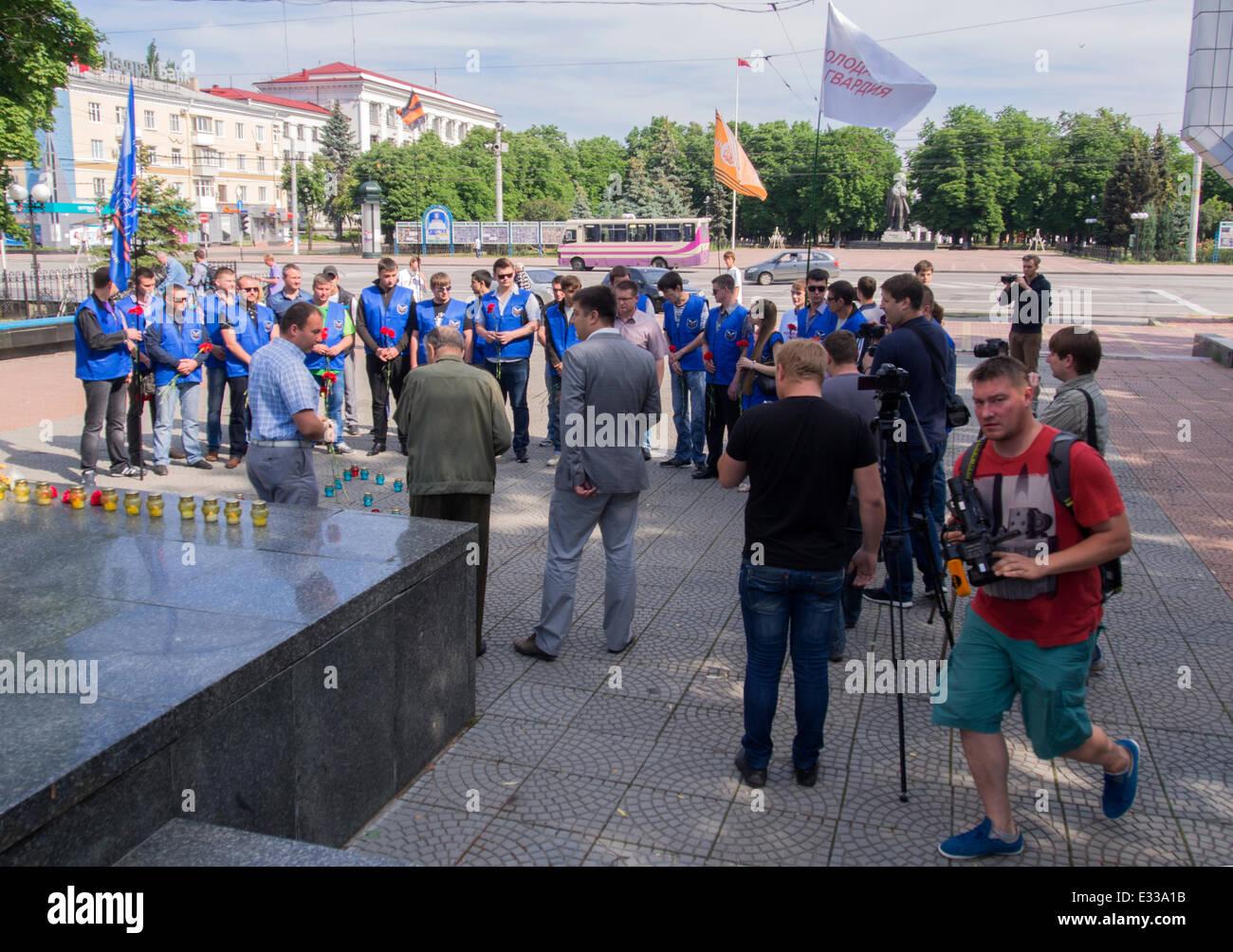 In Luhansk anniversario della Grande Guerra Patriottica, detto un piccolo gruppo di attivisti di ONG "Bulat' e 'Giovani guardia' -- la Grande Guerra Patriottica ha iniziato a giugno 22, 1941: Hitler senza dichiarazione di guerra, invaso l'Unione Sovietica. Putin ha dichiarato 'esercizi militari' divisioni del centrale quartiere militare, elencati nel pieno Combat Readiness. Gruppo serbatoio concentrata sui confini Ukrane. Foto Stock