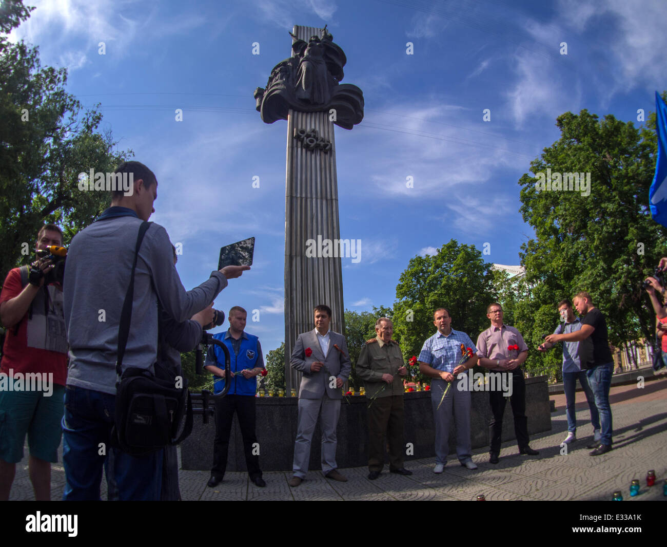 In Luhansk anniversario della Grande Guerra Patriottica, detto un piccolo gruppo di attivisti di ONG "Bulat' e 'Giovani guardia' -- la Grande Guerra Patriottica ha iniziato a giugno 22, 1941: Hitler senza dichiarazione di guerra, invaso l'Unione Sovietica. Putin ha dichiarato 'esercizi militari' divisioni del centrale quartiere militare, elencati nel pieno Combat Readiness. Gruppo serbatoio concentrata sui confini Ukrane. Foto Stock