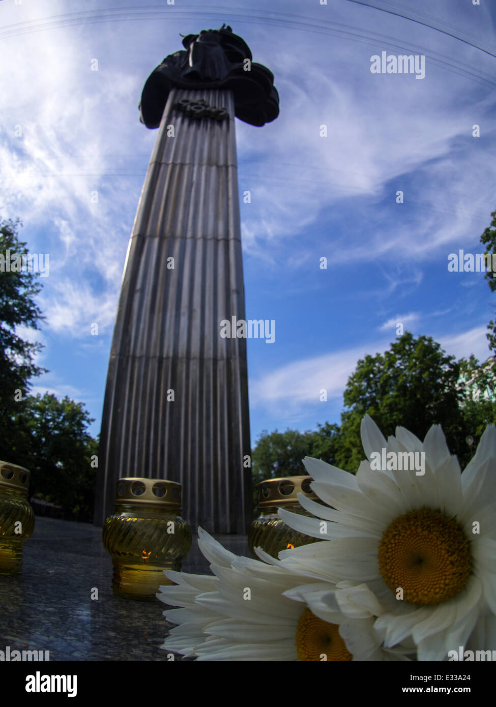 In Luhansk anniversario della Grande Guerra Patriottica, detto un piccolo gruppo di attivisti di ONG "Bulat' e 'Giovani guardia' -- la Grande Guerra Patriottica ha iniziato a giugno 22, 1941: Hitler senza dichiarazione di guerra, invaso l'Unione Sovietica. Putin ha dichiarato 'esercizi militari' divisioni del centrale quartiere militare, elencati nel pieno Combat Readiness. Gruppo serbatoio concentrata sui confini Ukrane. Foto Stock