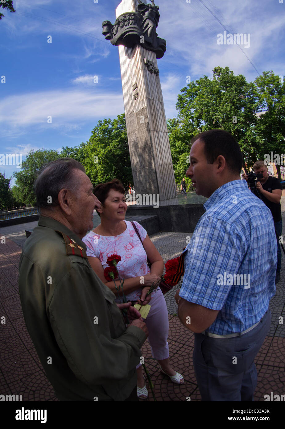In Luhansk anniversario della Grande Guerra Patriottica, detto un piccolo gruppo di attivisti di ONG "Bulat' e 'Giovani guardia' -- la Grande Guerra Patriottica ha iniziato a giugno 22, 1941: Hitler senza dichiarazione di guerra, invaso l'Unione Sovietica. Putin ha dichiarato 'esercizi militari' divisioni del centrale quartiere militare, elencati nel pieno Combat Readiness. Gruppo serbatoio concentrata sui confini Ukrane. Foto Stock