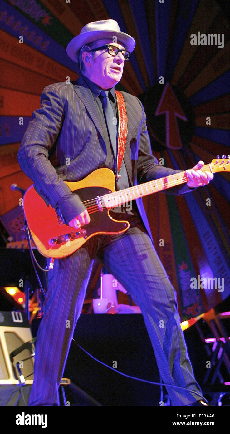 Elvis Costello effettuando al Symphony Hall dotata di: Elvis Costello dove: Birmingham, Regno Unito quando: 31 maggio 2013 Cr Foto Stock