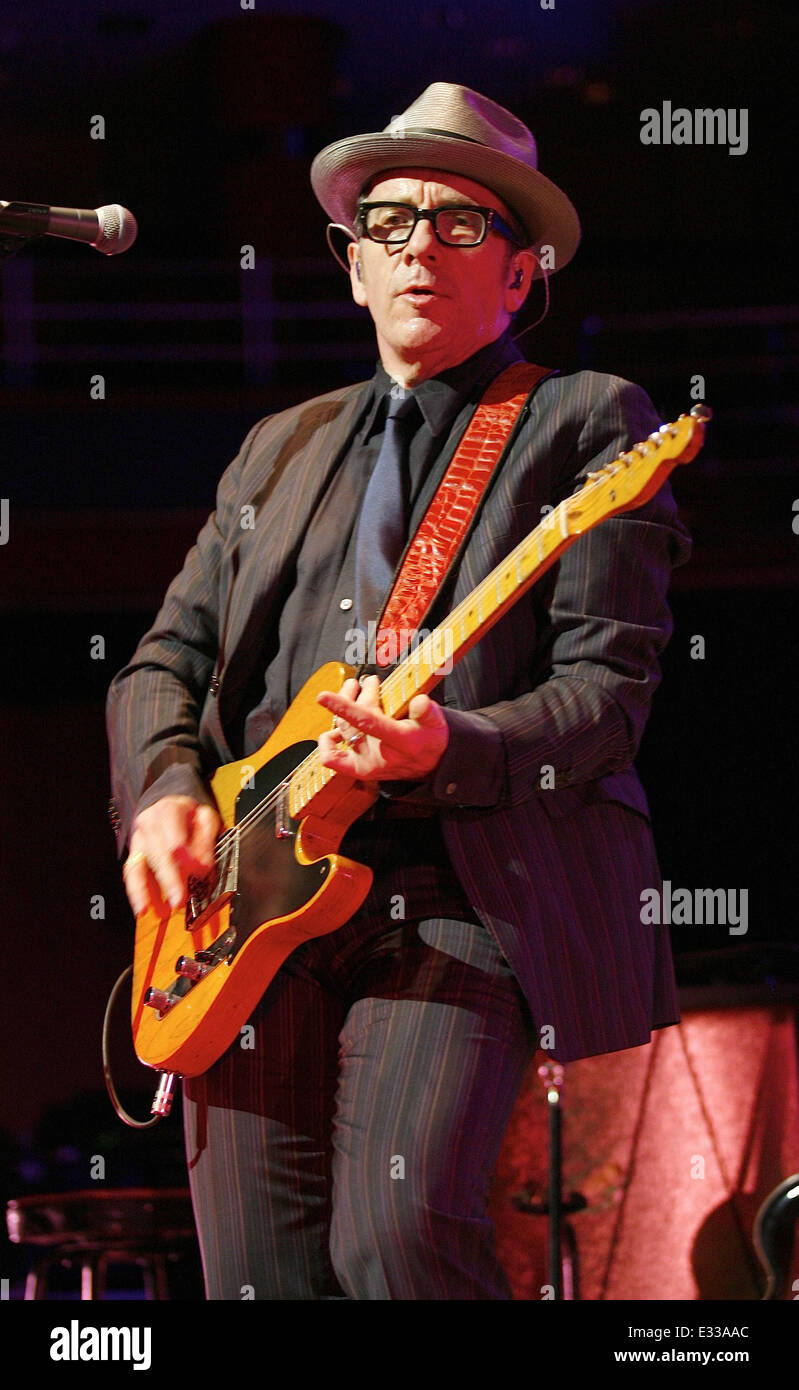 Elvis Costello effettuando al Symphony Hall dotata di: Elvis Costello dove: Birmingham, Regno Unito quando: 31 maggio 2013 Cr Foto Stock