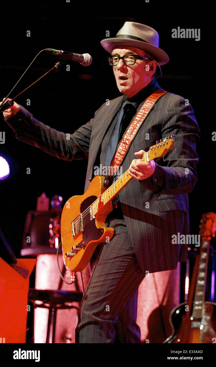 Elvis Costello effettuando al Symphony Hall dotata di: Elvis Costello dove: Birmingham, Regno Unito quando: 31 Maggio 2013 Foto Stock