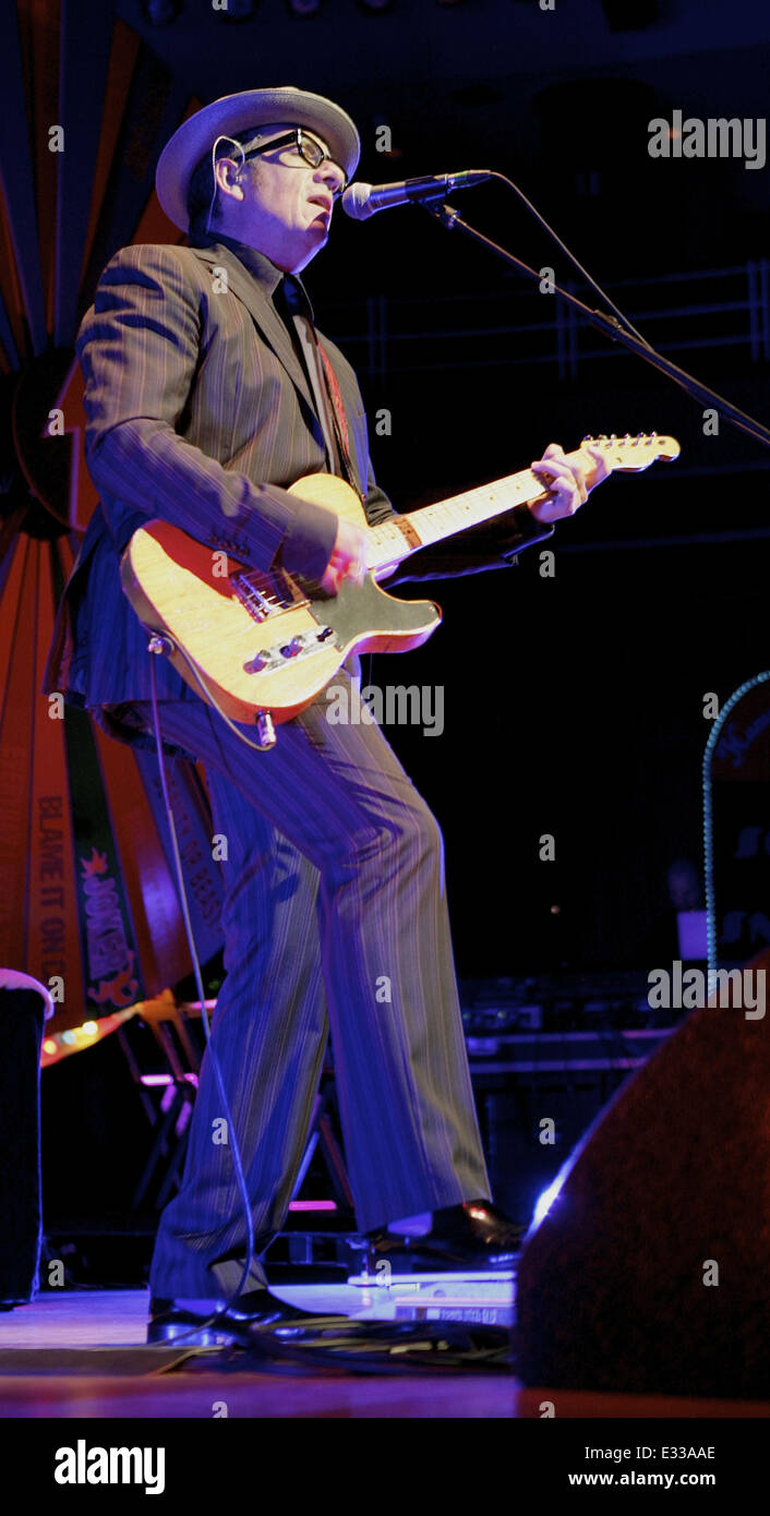 Elvis Costello effettuando al Symphony Hall dotata di: Elvis Costello dove: Birmingham, Regno Unito quando: 31 Maggio 2013 Foto Stock