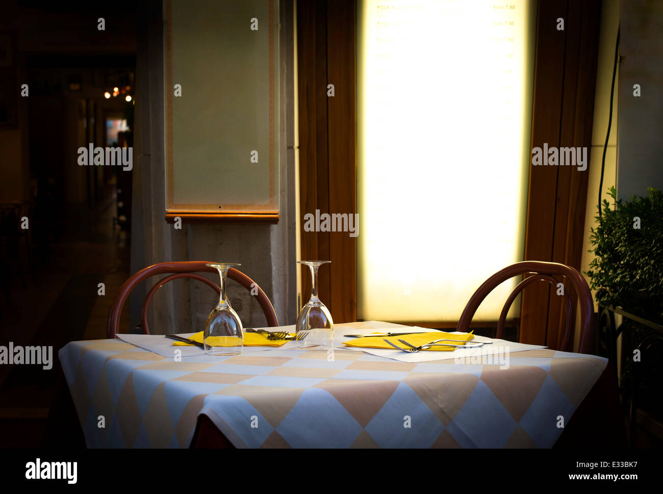 La tabella in un ristorante italiano. In legno mobili antichi Foto Stock