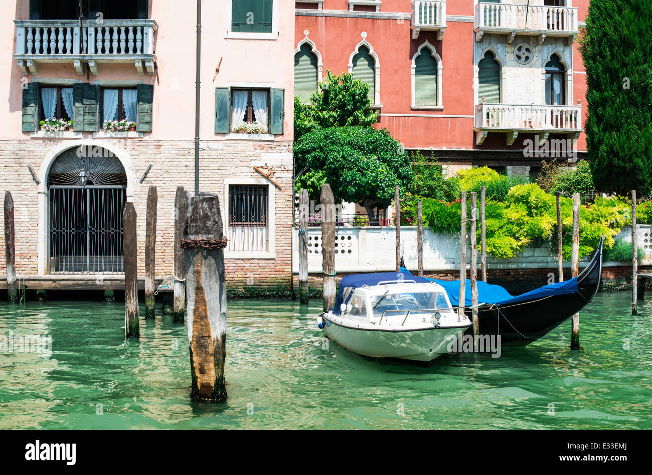 Gli antichi edifici e barche nel canale di Venezia. Foto Stock