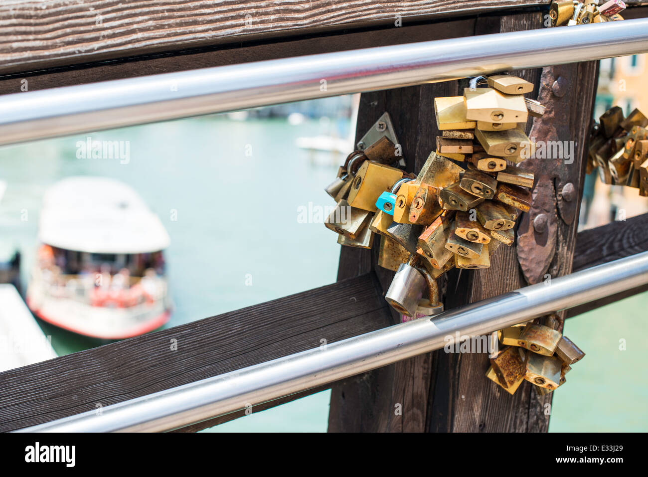 Lucchetti di amanti collocata sul ponte a Venezia Foto Stock