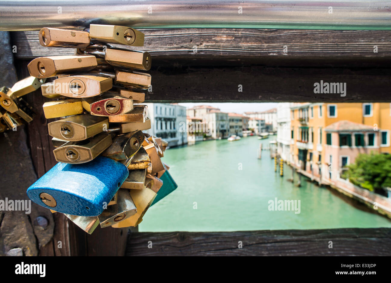 Lucchetti di amanti collocata sul ponte a Venezia Foto Stock