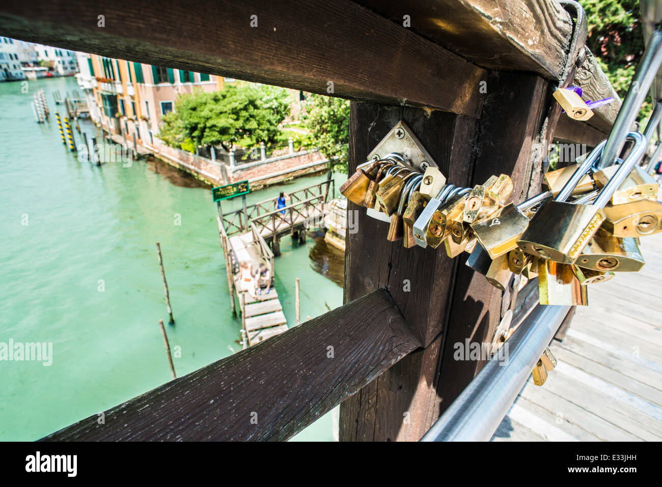 Lucchetti di amanti collocata sul ponte a Venezia Foto Stock