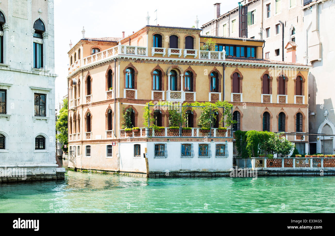 Edifici antichi a Venezia. Barche ormeggiate nel canale. Vista dal lato dell'acqua Foto Stock