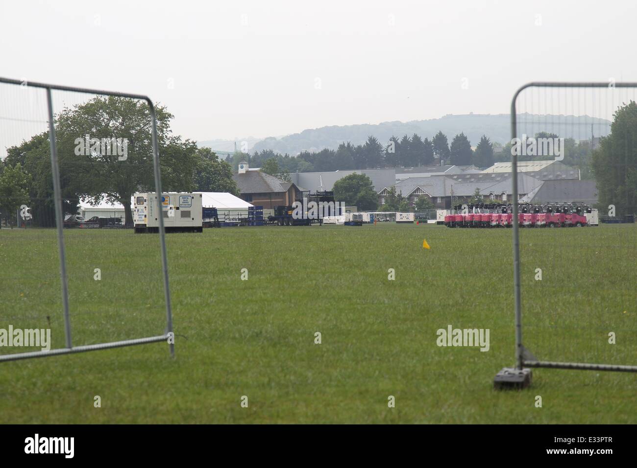 Con meno di una settimana prima dell'Isle of Wight Festival 2013 sono in corso i preparativi. Con forti tuoni rizzatura l'isola il venerdì mattina, ulteriori precauzioni sono state prese per evitare il pantano dello scorso anno. Dove: Londra, Regno Unito Foto Stock