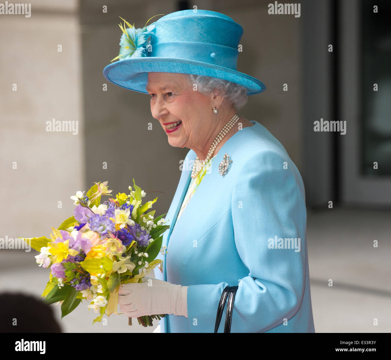 Queen Elizabth II presenti all'apertura della BBC Broadcasting House, il nuovo stato dell'arte, Multimedia broadcasting center. La riprogettazione speranze di salvare la BBC 736 milioni di sterline nel corso di un periodo di 20 anni. La regina si recherà in visita in una radio e il Live Lounge, come pure la BBC sala stampa dotata di: Queen Elizabeth II Dove: Londra, Regno Unito quando: 07 giu 2013 **Non disponibile per la pubblicazione in Francia** Foto Stock