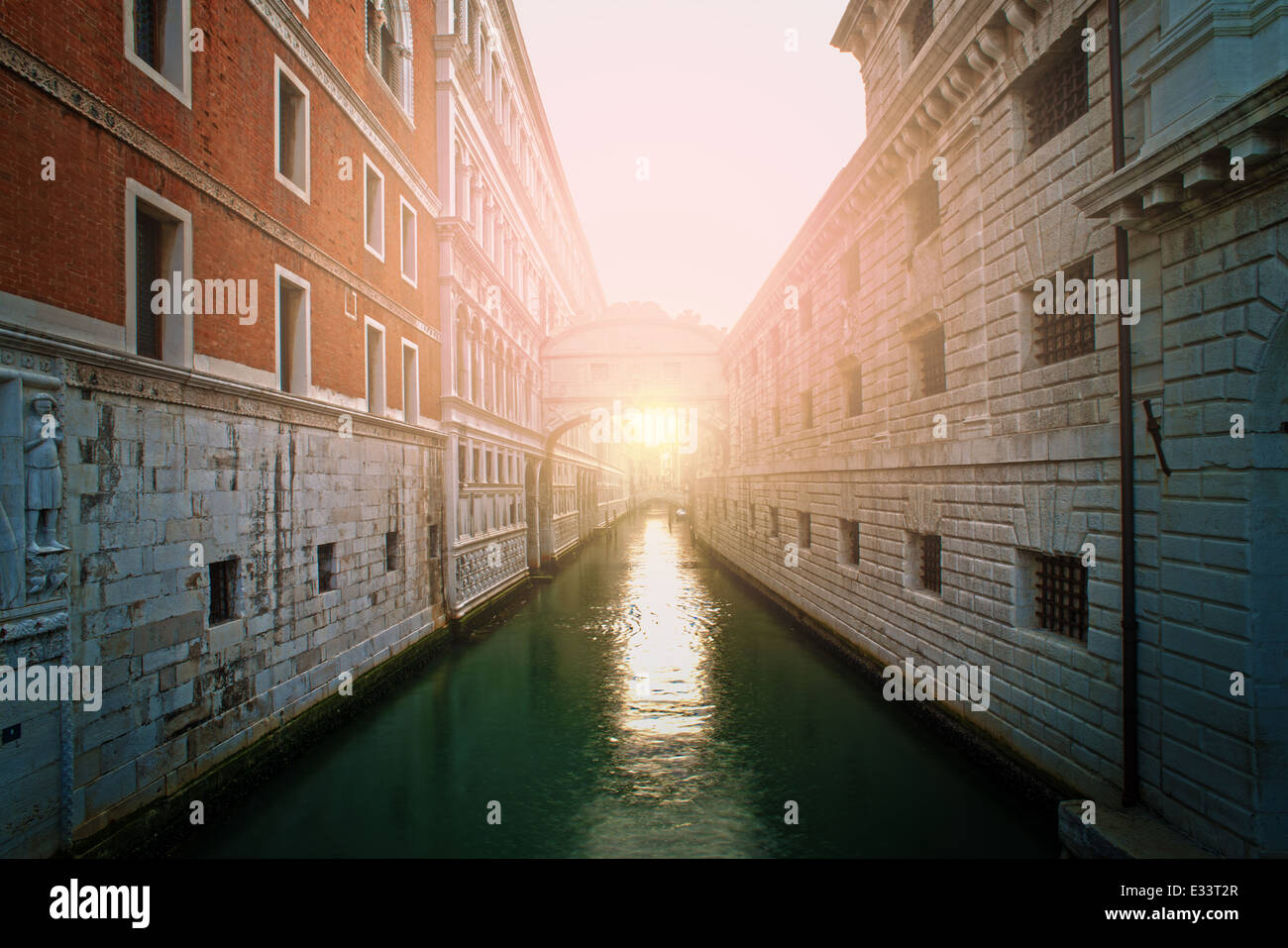 Gli antichi edifici e barche nel canale di Venezia. Ristorante al primo piano Foto Stock