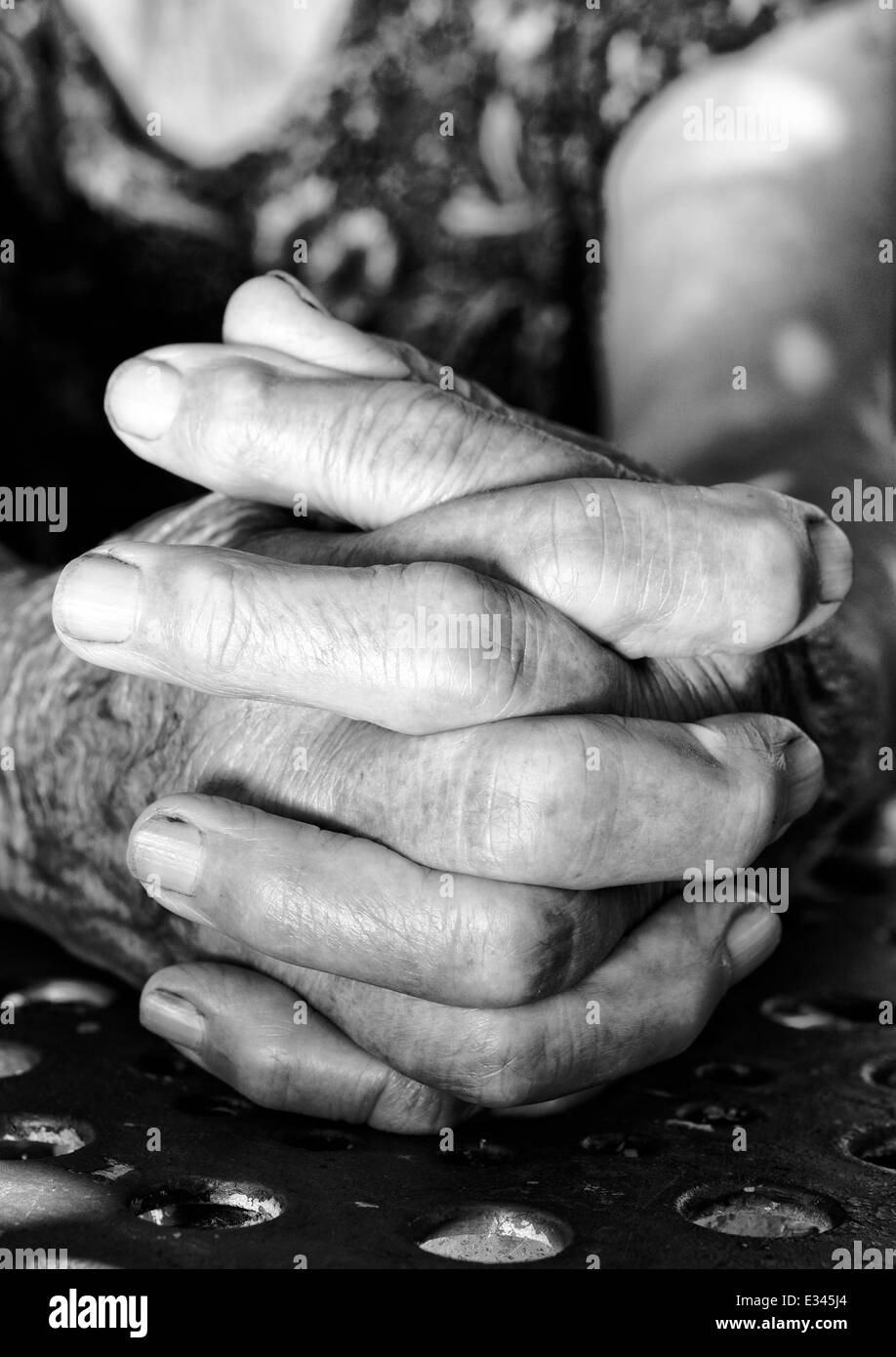 Vecchio mani femminili in bianco e nero Foto Stock