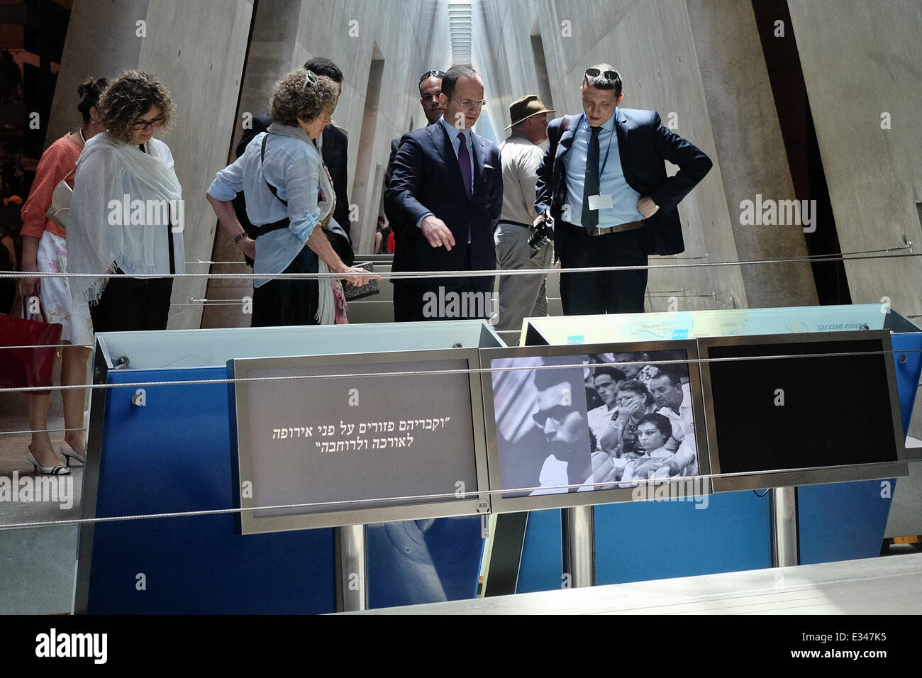 Ministro degli Affari Esteri di Albania, DITMIR BUSHATI (C), di punti in una mostra presso lo Yad Vashem Holocaust Museum. La FM ha visitato il museo, ha partecipato ad una cerimonia commemorativa e firmato il museo guest book. Foto Stock