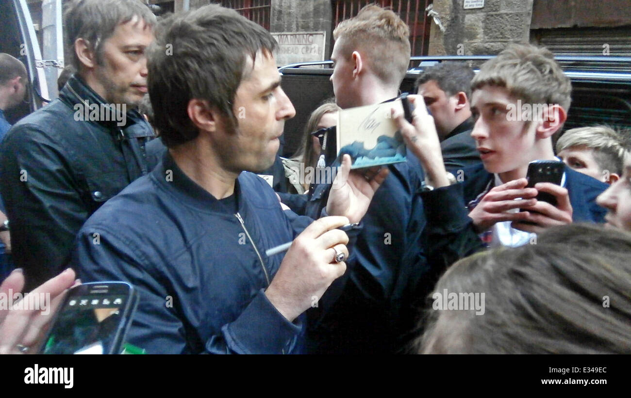 Liam Gallagher visto al di fuori dell'HMV Glasgow in posa con i fan dopo il Beady Eye in-store firma e prestazioni, con: Liam Gallagher dove: Glasgow, Scotland, Regno Unito quando: 13 Giu 2013 Foto Stock
