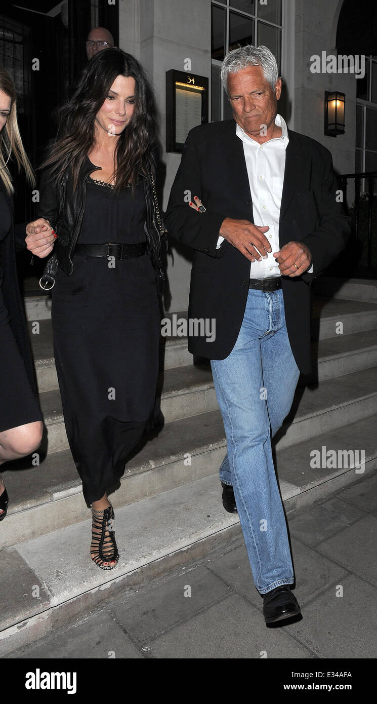 Sandra Bullock appare un po' instabile sui suoi piedi come lei lascia 34 ristorante nel quartiere di Mayfair, ed è sostenuto da due assistenti come Foto Stock