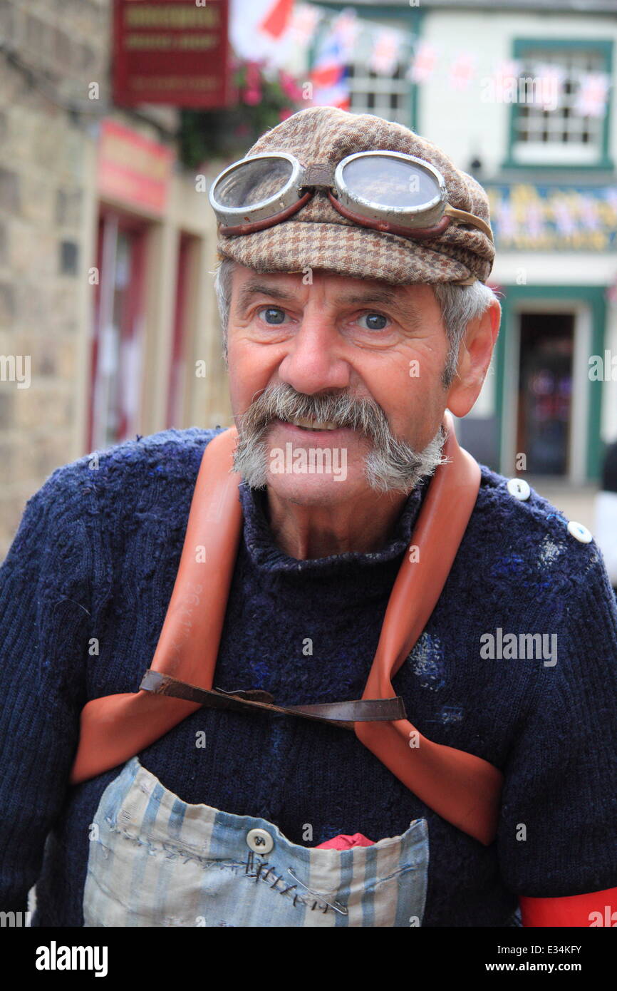 Bakewell, Derbyshire, Regno Unito.Ê 22 Giugno 2014.Ê L'Eroica leggenda, Luciano Berruti, 72, dall'Italia si unisce il punto di partenza del più bello in bicicletta nel worldÕ sul suo 1907 bicicletta Peugeot davanti al suo 55 mile tour del Peak District.Ê Luciano, che ha partecipato in ogni L'Eroica poiché ha cominciato nel 1997 in Italia è uno dei 2, 000 ciclisti equitazione pre-1987 road bike, indossando il kit vintage nel terzo e ultimo giorno di L'Eroica Britannia, una tre giorni di ciclismo vintage festival con un 30, 55 o 100 miglia tour in bicicletta nel suo cuore. Credito: Deborah Vernon/Alamy Live News Foto Stock