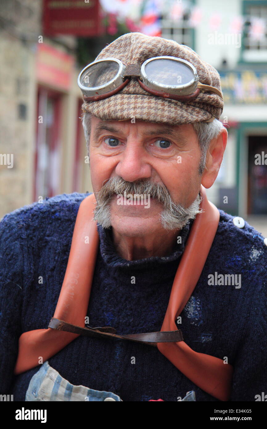 Bakewell, Derbyshire, Regno Unito.Ê 22 Giugno 2014.Ê L'Eroica leggenda, Luciano Berruti, 72, dall'Italia si unisce il punto di partenza del più bello in bicicletta nel worldÕ sul suo 1907 bicicletta Peugeot davanti al suo 55 mile tour del Peak District.Ê Luciano, che ha partecipato in ogni L'Eroica poiché ha cominciato nel 1997 in Italia è uno dei 2, 000 ciclisti equitazione pre-1987 road bike, indossando il kit vintage nel terzo e ultimo giorno di L'Eroica Britannia, una tre giorni di ciclismo vintage festival con un 30, 55 o 100 miglia tour in bicicletta nel suo cuore. Credito: Deborah Vernon/Alamy Live News Foto Stock