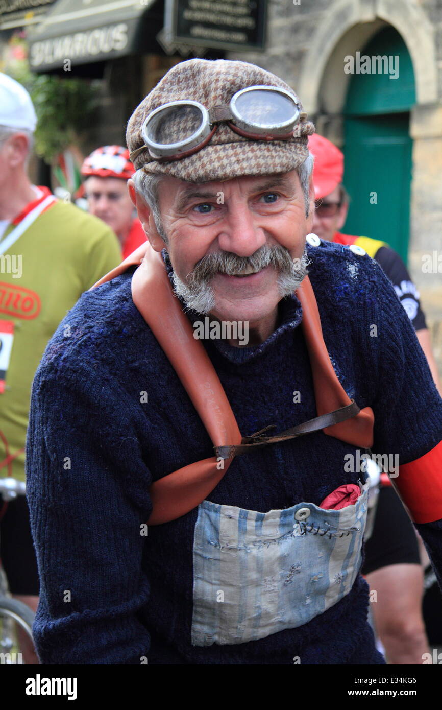Bakewell, Derbyshire, Regno Unito.Ê 22 Giugno 2014.Ê L'Eroica leggenda, Luciano Berruti, 72, dall'Italia si unisce il punto di partenza del più bello in bicicletta nel worldÕ sul suo 1907 bicicletta Peugeot davanti al suo 55 mile tour del Peak District.Ê Luciano, che ha partecipato in ogni L'Eroica poiché ha cominciato nel 1997 in Italia è uno dei 2, 000 ciclisti equitazione pre-1987 road bike, indossando il kit vintage nel terzo e ultimo giorno di L'Eroica Britannia, una tre giorni di ciclismo vintage festival con un 30, 55 o 100 miglia tour in bicicletta nel suo cuore. Credito: Deborah Vernon/Alamy Live News Foto Stock