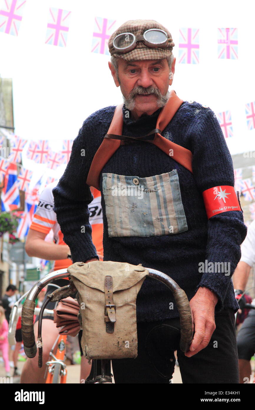 Bakewell, Derbyshire, Regno Unito.Ê 22 Giugno 2014.Ê L'Eroica leggenda, Luciano Berruti, 72, dall'Italia si unisce il punto di partenza del più bello in bicicletta nel worldÕ sul suo 1907 bicicletta Peugeot davanti al suo 55 mile tour del Peak District.Ê Luciano, che ha partecipato in ogni L'Eroica poiché ha cominciato nel 1997 in Italia è uno dei 2, 000 ciclisti equitazione pre-1987 road bike, indossando il kit vintage nel terzo e ultimo giorno di L'Eroica Britannia, una tre giorni di ciclismo vintage festival con un 30, 55 o 100 miglia tour in bicicletta nel suo cuore. Credito: Deborah Vernon/Alamy Live News Foto Stock