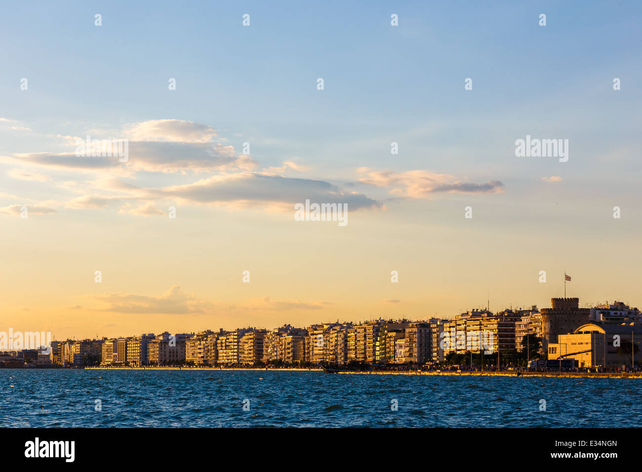 Lungomare di Salonicco e la città nel pomeriggio contro un cielo nuvoloso Foto Stock