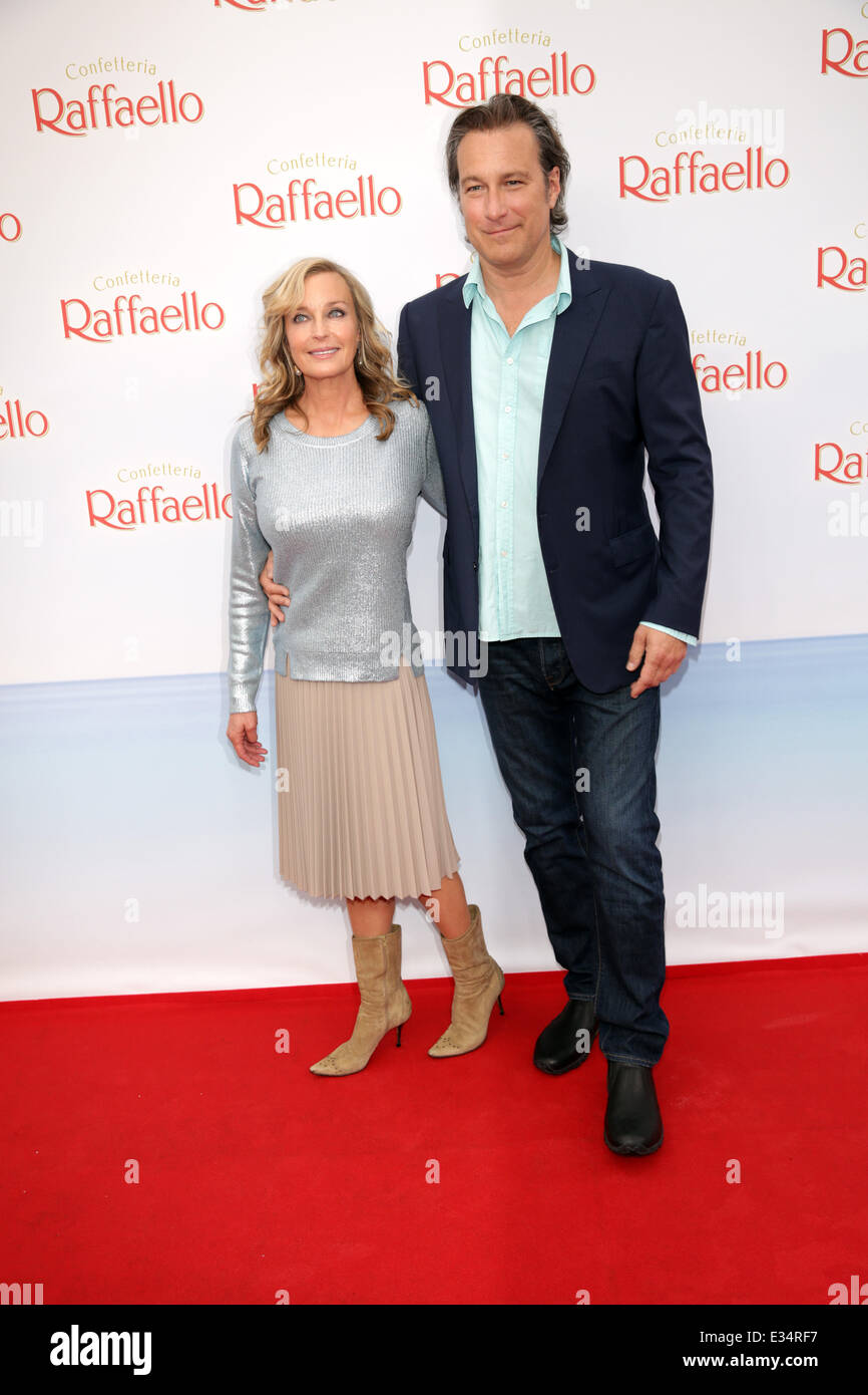 Berlino, Germania. Il 21 giugno, 2014. Il noi attori americani Bo Derek e John Corbett frequentare il 'Raffaello Summer Day" di Berlino (Germania), 21 giugno 2014. Raffaello invita a celebrare l'estate. Foto: Joerg Carstensen/dpa/Alamy Live News Foto Stock