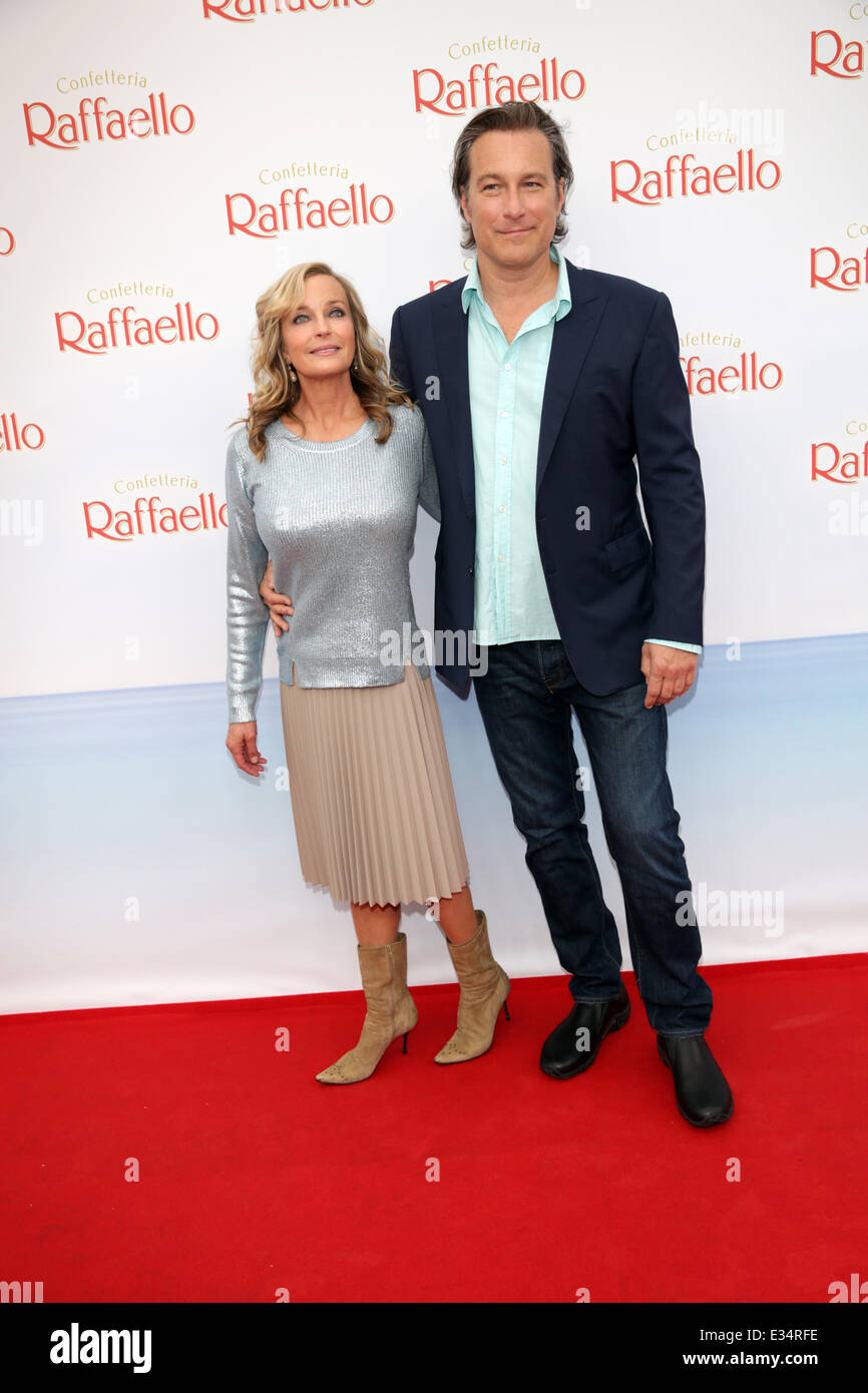 Berlino, Germania. Il 21 giugno, 2014. Il noi attori americani Bo Derek e John Corbett frequentare il 'Raffaello Summer Day" di Berlino (Germania), 21 giugno 2014. Raffaello invita a celebrare l'estate. Foto: Joerg Carstensen/dpa/Alamy Live News Foto Stock