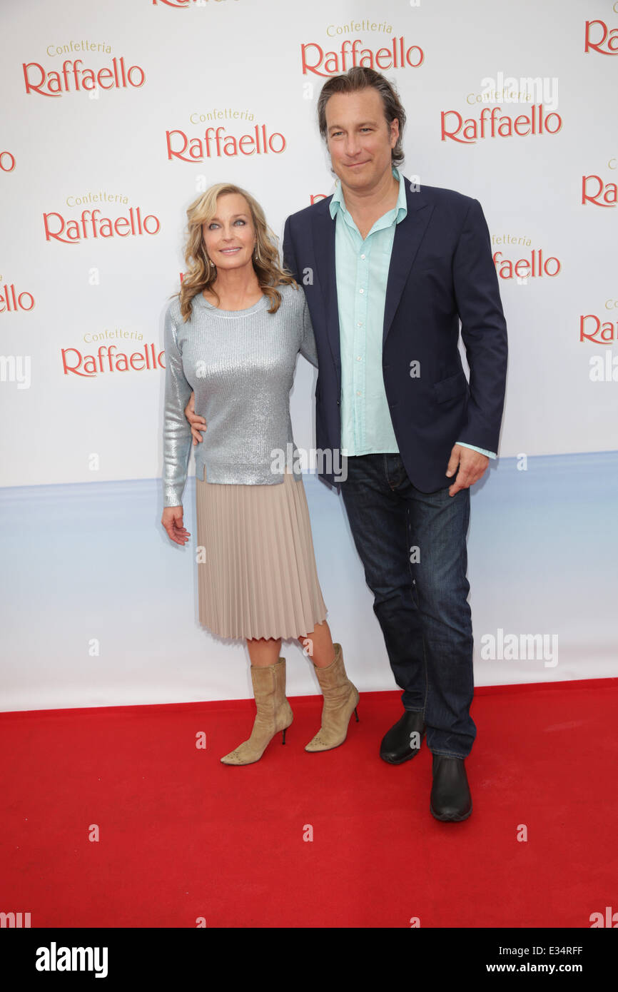 Berlino, Germania. Il 21 giugno, 2014. Il noi attori americani Bo Derek e John Corbett frequentare il 'Raffaello Summer Day" di Berlino (Germania), 21 giugno 2014. Raffaello invita a celebrare l'estate. Foto: Joerg Carstensen/dpa/Alamy Live News Foto Stock