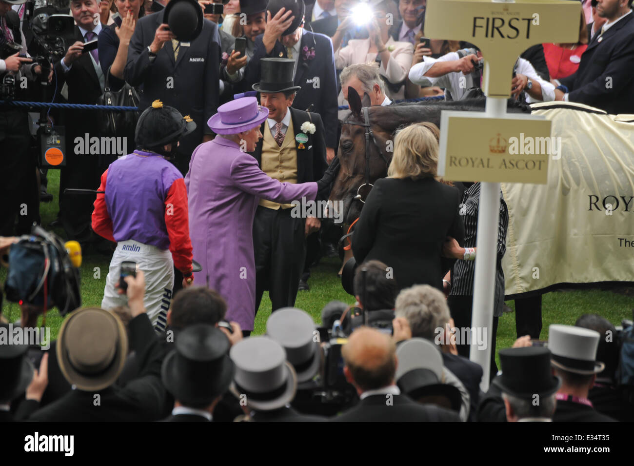 La Queens stima cavallo vince la Coppa d'Oro al Royal Ascot. È la prima volta in gara le 207 anni di storia che è stato Foto Stock