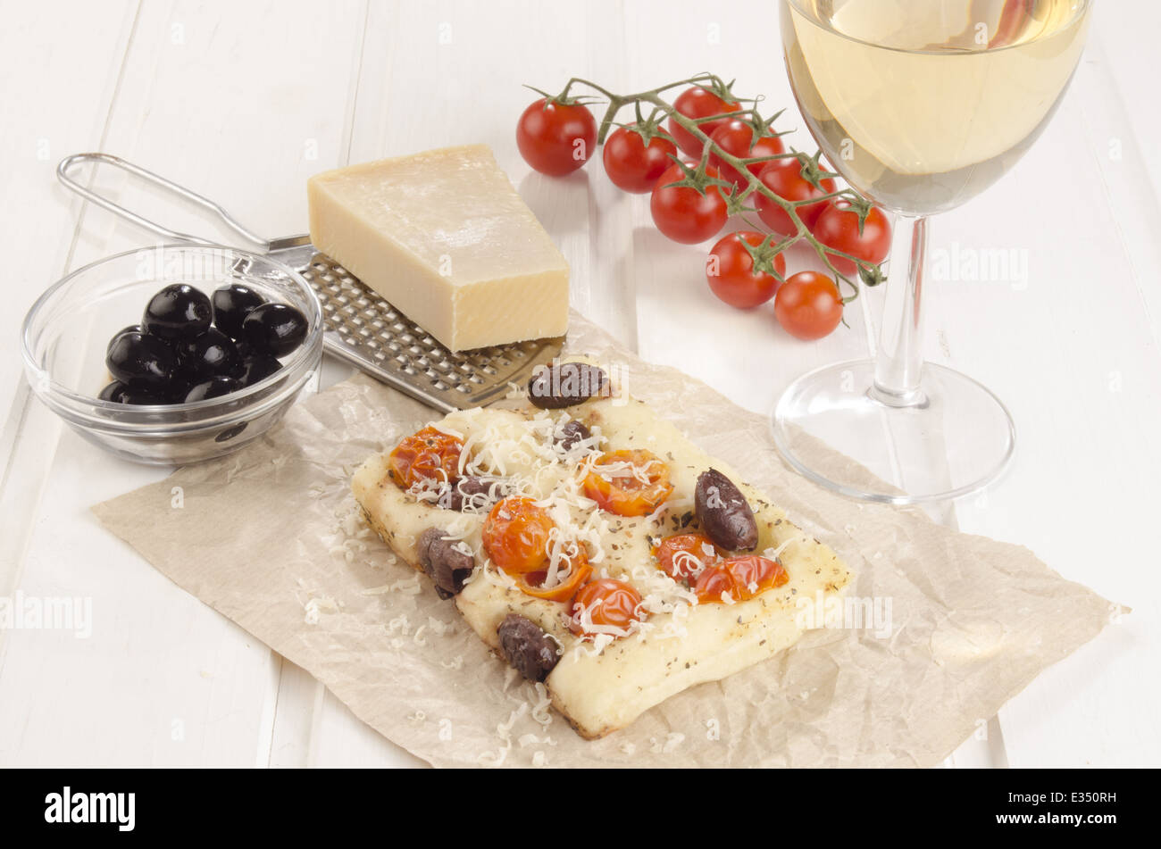 Piatti mediterranei con pane e pomodoro ciliegino, olive e mozzarella grattugiato Foto Stock
