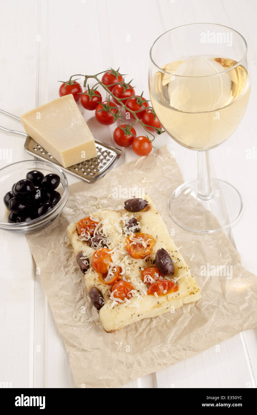 Piatti mediterranei con pane e pomodoro ciliegino, olive e mozzarella grattugiato Foto Stock